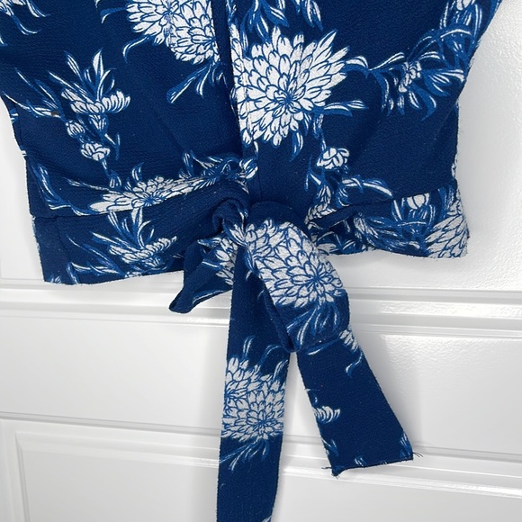 Suzy Shier Blue and White Floral top with back tie Size XS/XP - Picture 6 of 8
